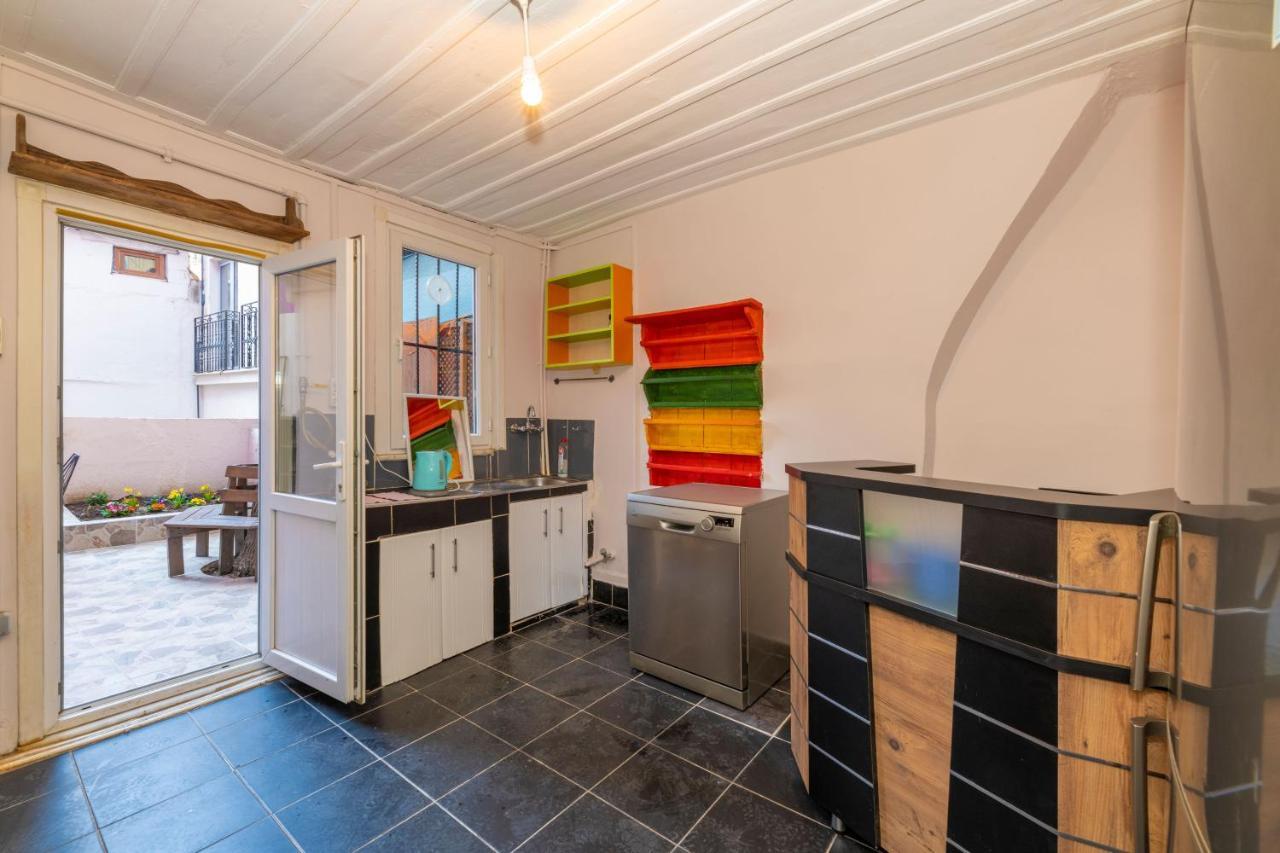 Taksim Wooden House Hostel Istanbul Exteriör bild
