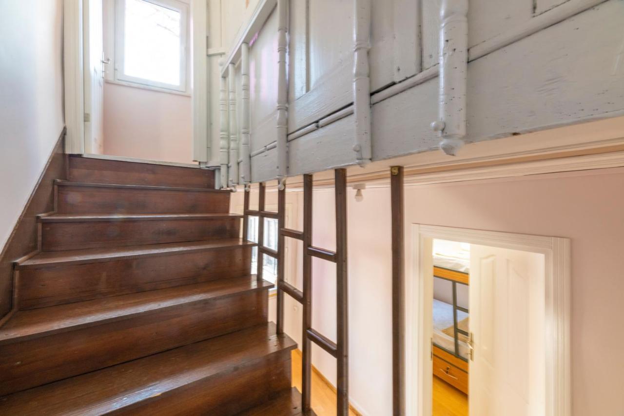 Taksim Wooden House Hostel Istanbul Exteriör bild